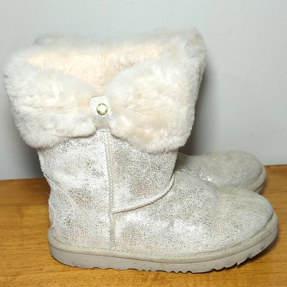 Ugg Kids Ramona Classic II Metallic Boot Silver + Cream Faux Fur Girls Size 3